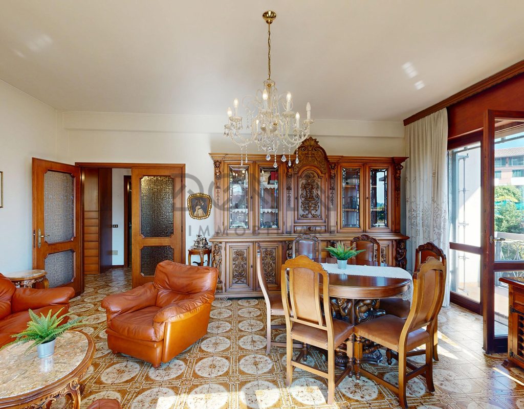 VENEGONO INFERIORE – SOLUZIONE INDIPENDENTE SU DUE LIVELLI IN BIFAMILIARE In contesto residenziale tranquillo e ben collegato, a pochi minuti dalla S.S. Varesina, proponiamo in vendita una soluzione abitativa unica nel suo genere, ideale per chi è alla ricerca di indipendenza, spazio e comfort. L’immobile si sviluppa su due livelli distinti, inseriti in una villa bifamiliare servita da vano scala comune che consente accessi completamente indipendenti a ciascun piano. Il piano primo ospita l’abitazione principale, caratterizzata da ambienti ampi e ben distribuiti: un luminoso soggiorno con accesso diretto all’esterno, cucina abitabile separata, tre camere da letto e doppi servizi finestrati. Elemento di grande valore sono gli spazi esterni: un ampio balcone perimetrale serve la zona giorno, con accesso sia dal soggiorno che dalla cucina, mentre tutte e tre le camere dispongono del proprio balcone, garantendo luce naturale e piena vivibilità degli ambienti. L’appartamento è inoltre già dotato di impianto di climatizzazione, a beneficio del comfort in ogni stagione. Al piano superiore è presente un ampio sottotetto, accatastato come tale e già predisposto a livello impiantistico, ideale come “seconda abitazione”, spazi accessori, zone hobby, studio o locali multifunzionali, con interessanti possibilità di personalizzazione. Un plus particolarmente rilevante è la presenza di un montacarichi esterno per persone, che dal giardino carraio consente di raggiungere comodamente il piano primo, rendendo l’abitazione facilmente accessibile anche a chi ha difficoltà motorie o desidera evitare l’utilizzo delle scale. Completa la proprietà un box auto, con possibilità di acquisto di un secondo box. Una soluzione ideale per famiglie che cercano metrature importanti, indipendenza e un contesto riservato, senza rinunciare alla comodità dei collegamenti e alla funzionalità degli spazi. Donini Immobiliare gestisce l’incarico in esclusiva garantendo la piena conformità urbanistica e catastale dell’immobile e accompagnando il cliente fino al rogito notarile. Disponibile tour virtuale 3D per una prima visita da remoto. RIF. 289G - Prezzo richiesto € 229.000