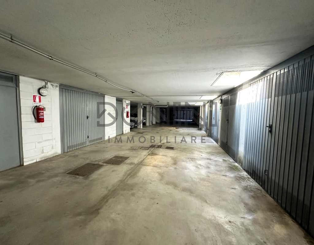 **Vendita Box Auto Spazioso in Centro Tradate - 40 m²** Sei alla ricerca di un'ottima soluzione per il tuo veicolo in una delle zone più centrali di Tradate? Non perdere l'opportunità di acquistare questo ampio box auto di 40 m², ideale per parcheggiare comodamente la tua auto e avere spazio extra per moto, biciclette o attrezzature. **Caratteristiche principali:** - Superficie di 40 m², perfetta per ogni esigenza - Situato nel cuore di Tradate, a pochi passi da negozi, servizi e stazione dei treni - Accesso facile e sicuro, con porte di ingresso robuste - Ottimo investimento per residenti e pendolari Non lasciarti sfuggire questa occasione unica! Contattaci per ulteriori informazioni e per organizzare una visita. I Vantaggi di Avere un grande Box Auto in Centro Tradate: - Aumento del Valore Complessivo: Un box auto può incrementare il valore di mercato della tua proprietà. - Richiesta di Mercato: In zone urbane, un parcheggio privato è molto richiesto, rendendo l'immobile più attraente. - Investimento a Lungo Termine: Un box auto rappresenta un bene durevole che può mantenere o aumentare il suo valore nel tempo. - Facilità di Vendita: Le proprietà con box auto tendono a vendere più rapidamente rispetto a quelle senza. - Opzioni di Affitto: Certezza di affittare il box per generare un reddito passivo. - Sicurezza e Comfort: Protezione per il veicolo e comodità per gli abitanti, migliorando la qualità della vita. - Risparmio di Tempo: Non dover cercare un parcheggio disponibile in strada consente di risparmiare tempo prezioso, soprattutto nelle zone molto trafficate. - Protezione dagli Elementi: Parcheggiare in un box protegge il veicolo dalle intemperie, come pioggia, neve e sole, contribuendo a mantenere l'auto in buone condizioni più a lungo. - Facilità di Accesso a Servizi**: Essere in centro significa avere facilmente accesso a negozi, ristoranti, uffici e trasporti pubblici, rendendo la vita quotidiana più pratica. - Riduzione dello Stress**: Sapere di avere un posto sicuro dove parcheggiare elimina lo stress legato alla ricerca di un parcheggio e ai problemi di sicurezza. In sintesi, un box auto in centro città rappresenta una soluzione pratica, sicura e vantaggiosa per chi vive o lavora in queste aree. RIF.372B