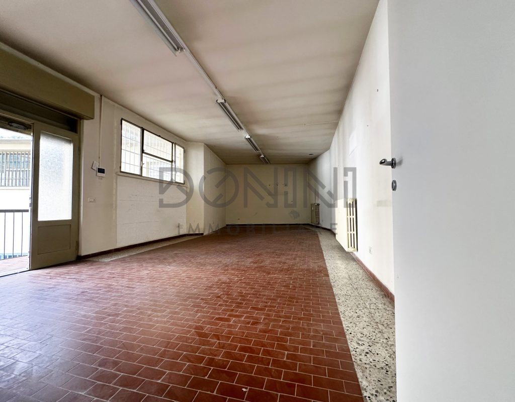 AFFARE UNICO! UFFICIO IN CENTRO TRADATE A PREZZO INCREDIBILE Scopri un'opportunità unica nel cuore di Tradate! Questo spazio commerciale di 64 m², situato in una posizione strategica del centro e a due passi dalla stazione, offre un ambiente aperto e flessibile, ideale per adattarsi alle tue esigenze professionali. La possibilità di suddividere gli spazi ti permette di personalizzare l'ufficio secondo le tue necessità, rendendolo perfetto per accogliere clienti o pazienti con facilità. L'immobile è dotato anche di un bagno e di un antibagno. Costruito negli anni ‘70, l'ufficio combina solidità e funzionalità, il tutto a un prezzo straordinario di soli 40.000 €. E se non ti serve un ufficio? Nessun problema: questo spazio si presta perfettamente anche come deposito o magazzino. Che tu sia un privato alle prese con troppe cose e poco spazio, o un professionista/artigiano in cerca di un luogo comodo e sicuro per materiali, attrezzature e archivi, qui trovi una soluzione pratica, accessibile e centralissima. E per i più esigenti, per chi non si accontenta mai, c'è un’ulteriore possibilità: proponiamo in vendita o in affitto anche un ufficio adiacente e comunicante di 72 m², anch’esso ideale sia come spazio professionale che come magazzino o deposito. Una combinazione perfetta per chi cerca più spazio, più funzionalità e massima versatilità. Un investimento intelligente, flessibile e in pieno centro. Non lasciartelo sfuggire! Contattaci ora per maggiori informazioni e per prenotare una visita. Donini Immobiliare garantisce sin da subito la regolarità urbanistica e catastale di questo immobile. Donini Immobiliare gestisce anche questa trattativa con INCARICO IN ESCLUSIVA, per garantire la massima tutela dei suoi clienti in tutte le fasi della compravendita, sino al rogito. RIF.379B