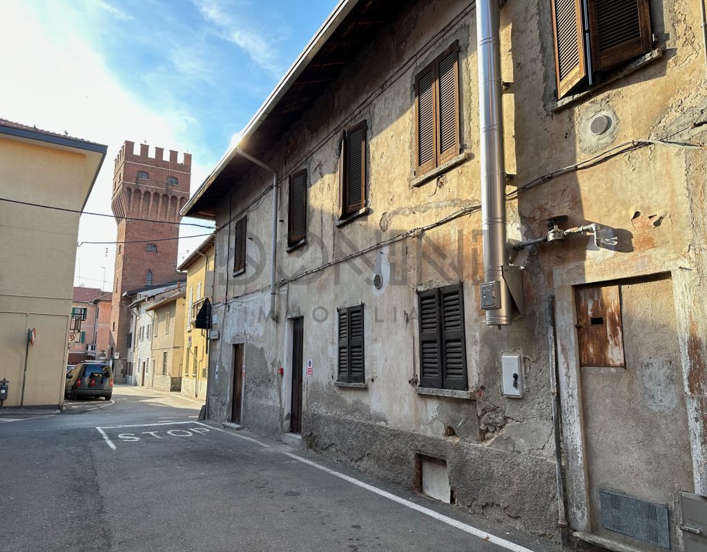 NEGOZIO COMMERCIALE + MAGAZZINO + BOX Scoprite l'Opportunità di Trasformare uno Spazio Commerciale nel Cuore di Lonate Ceppino Nel pittoresco centro storico di Lonate Ceppino, proponiamo in vendita un immobile commerciale di circa 100 mq situato in Via IV Novembre, angolo Via Cesare Battisti. Questo spazio, attualmente accatastato come negozio e magazzino, è una tela bianca per chi sogna di avviare un'attività in un'area di grande fascino, caratterizzata da vie strette fra vecchie case di corte e lo storico Torrione. Considerate queste idee innovative per la vostra futura attività: • Pizzeria o Kebab: Ideale per chi desidera aprire un punto ristoro apprezzato sia dai residenti locali che dai visitatori. • Minimarket Multiculturale: Perfetto per servire una comunità diversificata con prodotti da tutto il mondo. • Centro di Assistenza Giornaliera per Anziani: Un servizio essenziale per il benessere degli anziani del paese. • Bottega Artigianale Locale: Valorizzate l'artigianato del luogo con un negozio che diventa un punto di riferimento culturale. • Studio di Servizi Legali e di Mediazione Culturale: Fondamentale per assistere la comunità e offrire supporto legale. • Café Letterario o Social Café: Uno spazio dove organizzare eventi e promuovere la cultura e l'integrazione. • Atelier e Sartoria: Attrarre una clientela alla moda con servizi personalizzati. • Farmacia o Erboristeria: Un'opzione vitale data l'alta presenza di anziani nella zona. • Servizi di Riparazione e Manutenzione Domestica: Offrite un indispensabile supporto quotidiano alla comunità locale. • Accettiamo anche nuove proposte! Non solo commerciale! Questo immobile offre anche un'incredibile opportunità per chi desidera trasformarlo in un investimento immobiliare. Con una ristrutturazione mirata, è possibile convertirlo in due moderni bilocali, perfetti per essere affittati o rivenduti in un mercato in crescita. Donini Immobiliare ha già sviluppato progetti preliminari per entrambe le opzioni e non vede l'ora di condividerli con voi. Offriamo una consulenza completa, dal progetto alla realizzazione fino al rogito, supportandovi in ogni fase del processo di acquisto. Per saperne di più e discutere le potenzialità di questo spazio, contattateci oggi stesso. La vostra nuova avventura commerciale o investimento immobiliare inizia con Donini Immobiliare! RIF. 374B